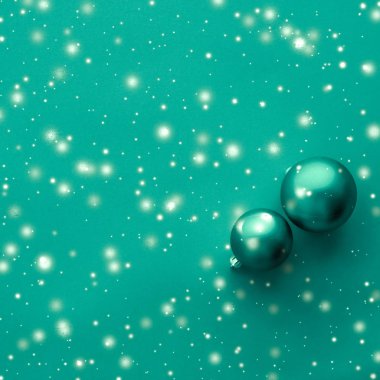 Kar glitter, lüks ile yeşil arka plan üzerinde Noel baubles 