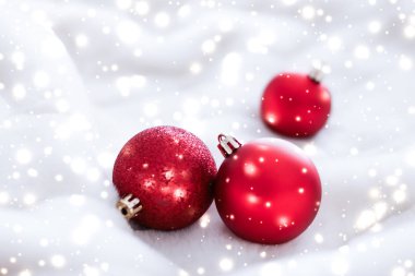 Kar glitter ile kabarık kürk kırmızı Noel baubles, lüks wi