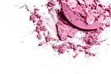 Beyaz arka plan müziği üzerinde yalıtılmış ezilmiş göz farı, ruj ve toz