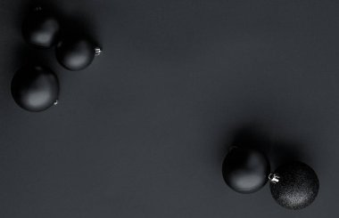 Siyah flatlay fon üzerinde Noel baubles, lüks kış holid