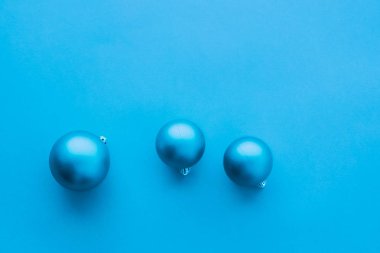 Mavi flatlay fon üzerinde Noel baubles, lüks kış holida