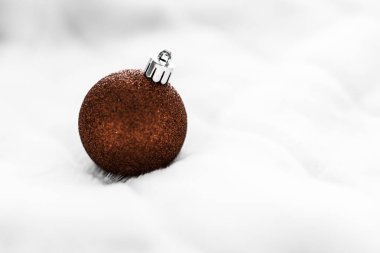 Beyaz kabarık kürk zemin üzerinde Çikolata kahverengi Noel baubles, 