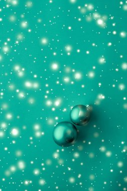 Kar glitter, lüks ile yeşil arka plan üzerinde Noel baubles 