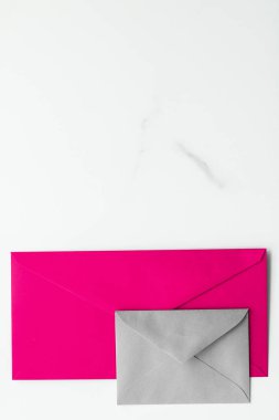Mermer yatık arka planda boş kağıt zarflar, tatil posta