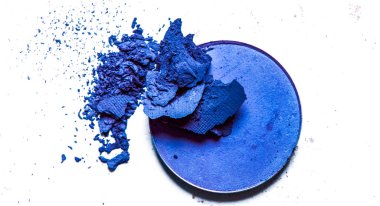 Beyaz arka planda yalıtılmış ezilmiş göz farı paleti yakın çekim