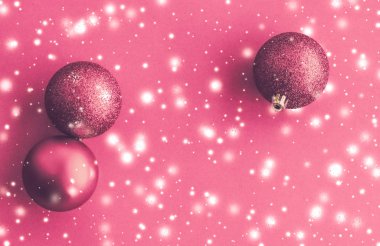 Kar glitter, lüks w ile pembe arka plan üzerinde Noel baubles
