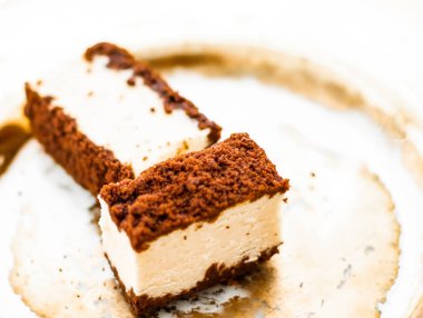Altın plaka üzerinde çikolata ile klasik cheesecake, Avrupa cu