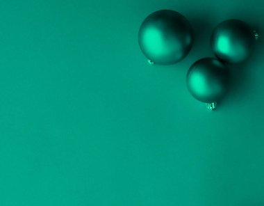Yeşil flatlay zemin üzerinde Noel baubles, lüks kış holid