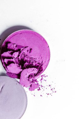 Beyaz arka planda izole edilmiş göz farı ve ruj