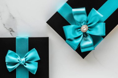 Mermer üzerinde zümrüt ipek şerit ve yay ile lüks tatil hediyeleri 