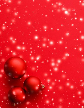 Kar glitter, lüks wi ile kırmızı arka plan üzerinde Noel baubles