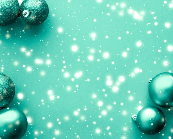 Julgranskulor på grön bakgrund med snöglitter, lyx — Stockfoto