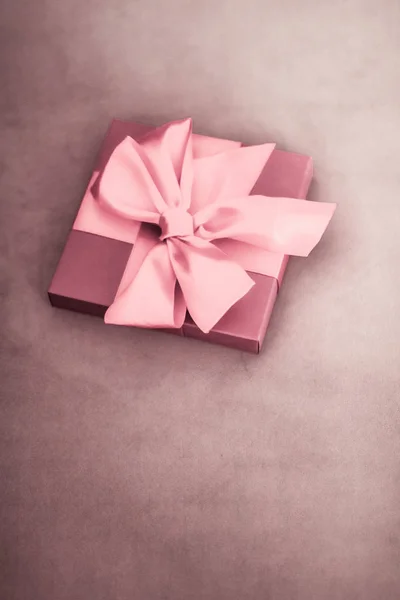 Vintage luxury holiday blush pink gift box with silk ribbon and — Stock Photo, Image