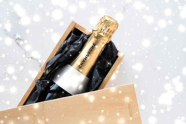 Bouteille de champagne de Noël et boîte cadeau et neige brillante — Photo