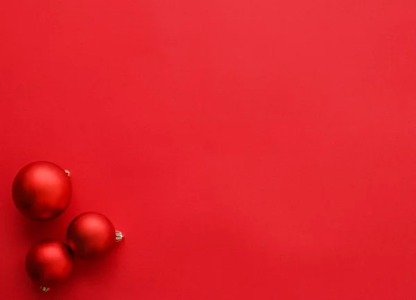 Bola de Navidad sobre fondo plano rojo, vacaciones de invierno de lujo — Foto de Stock