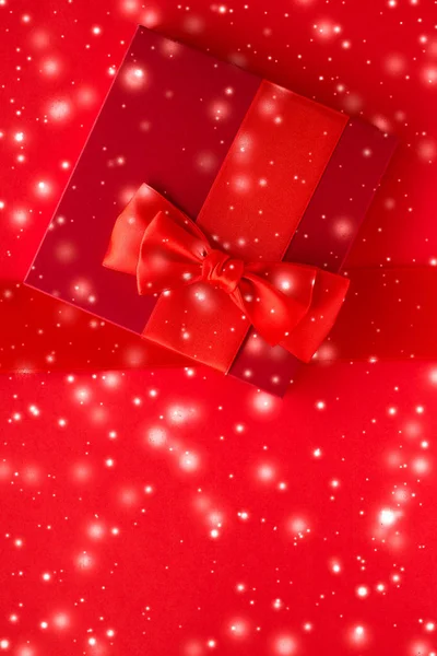 Vintersemester gåvor och glödande snö på röd bakgrund, Christm — Stockfoto