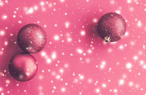 Natal bugigangas no fundo rosa com brilho de neve, luxo w — Fotografia de Stock