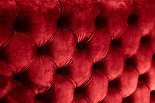 Tapicería de sofá acolchado de terciopelo rojo de lujo con botones, elegante — Foto de Stock