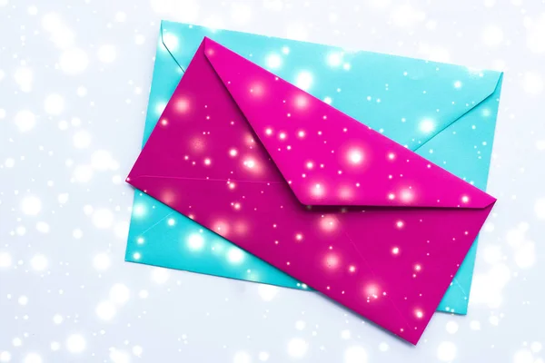 Winter holiday blank paper envelopes on marble with shiny snow f — Stock Photo, Image