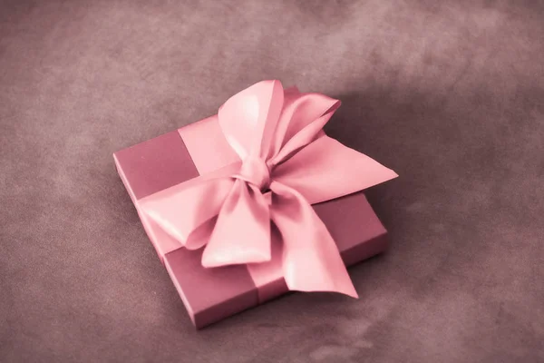Vintage luxus üdülés blush rózsaszín ajándékdoboz selyem szalagot és — Stock Fotó