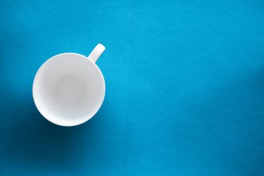Beyaz sofra tabak çömlek seti, mavi yatık backgrou boş fincan