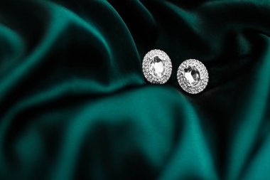 Koyu zümrüt yeşili ipek lüks elmas küpe, tatil glam