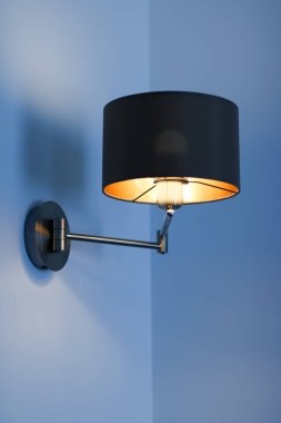 Bir odada altın lamba, zarif modern ev dekorasyonu ışıklandırması.