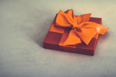 İpek şerit ve yay ile Vintage lüks tatil turuncu hediye kutusu,