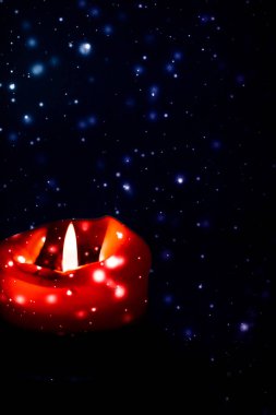 Koyu pırıl pırıl kar arka plan üzerinde kırmızı tatil mum, lüks 