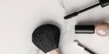 Makyaj ve kozmetik ürünleri mermer, düz arkaplan