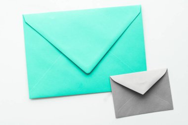 Mermer yatık arka planda boş kağıt zarflar, tatil posta