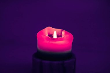 Mor arka plan pembe tatil mum, lüks marka tasarım