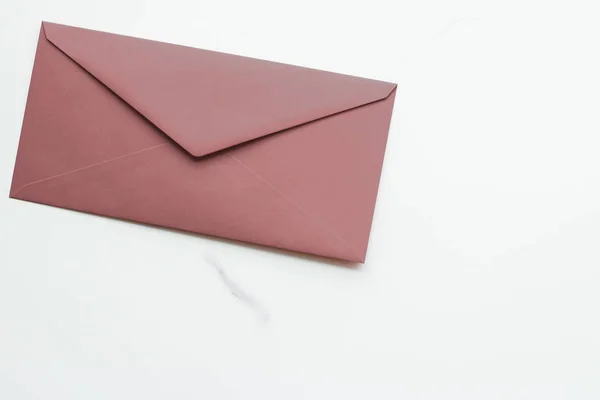 Envelopes de papel em branco em mármore flatlay fundo, correio de férias — Fotografia de Stock