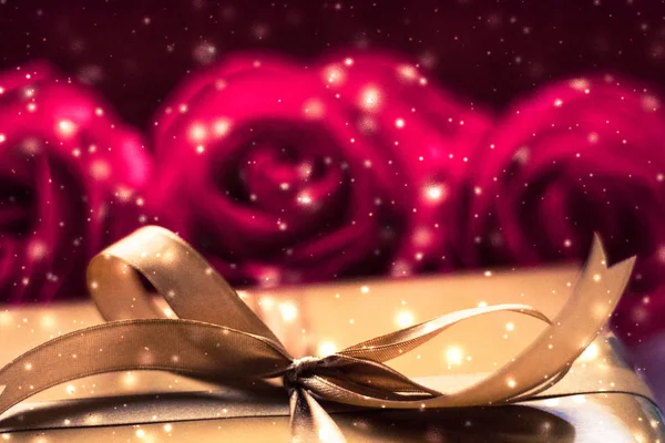 Valentinky den, Luxusní dárková krabice a Kytice růží — Stock fotografie