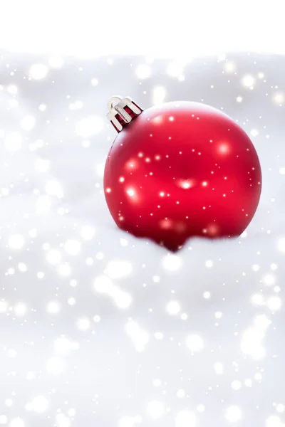 Röd julgranskulor på fluffiga päls med snöglitter, lyx Wi — Stockfoto