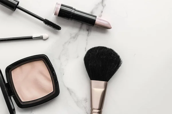 Make-up en cosmetica producten op een marmeren, platte achtergrond — Stockfoto