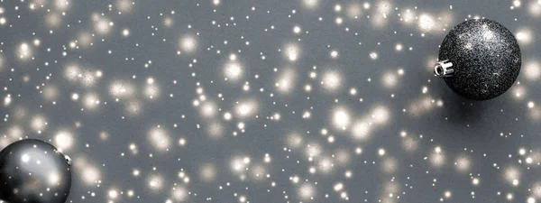 雪の輝き、高級ブランドWiとブラッククリスマスボーブル — ストック写真