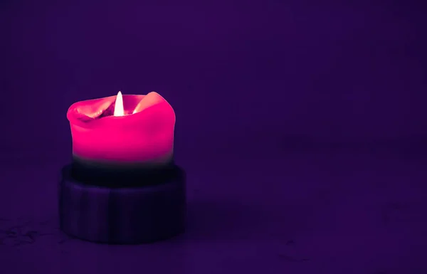 Candela da vacanza rosa su sfondo viola, design di marca di lusso — Foto Stock