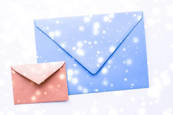 Winter holiday blank paper envelopes on marble with shiny snow f — Stock Photo, Image