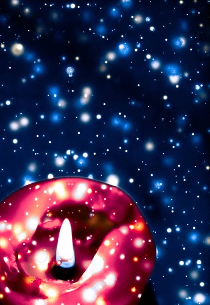 红色节日蜡烛在蓝色闪闪发光的雪背景，豪华 — 图库照片