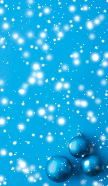 Palline di Natale su sfondo blu con brillantini di neve, lusso w — Foto Stock