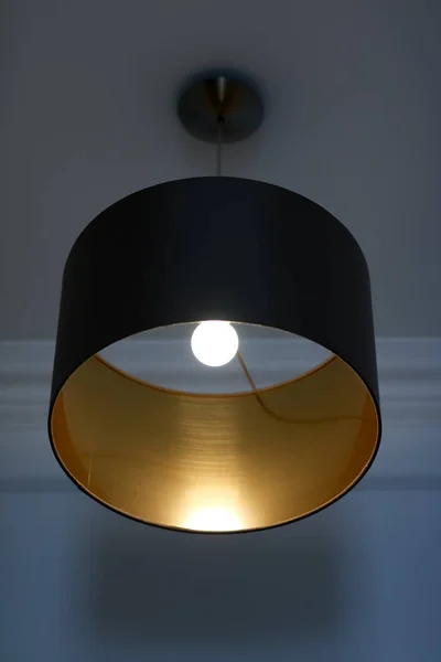 Lampe dorée dans une chambre, élégant éclairage de décoration moderne — Photo