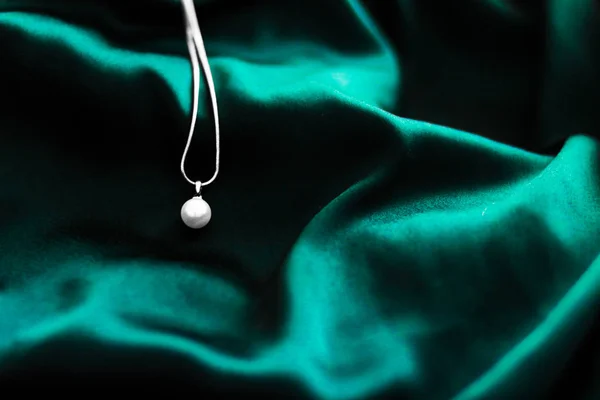 Розкішне біле золоте намисто на темному смарагдовому зеленому шовку назад — стокове фото