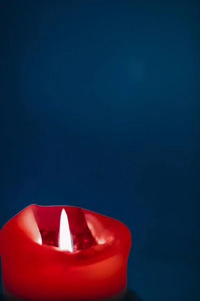 Vela de férias vermelho no fundo azul, design de marca de luxo e — Fotografia de Stock