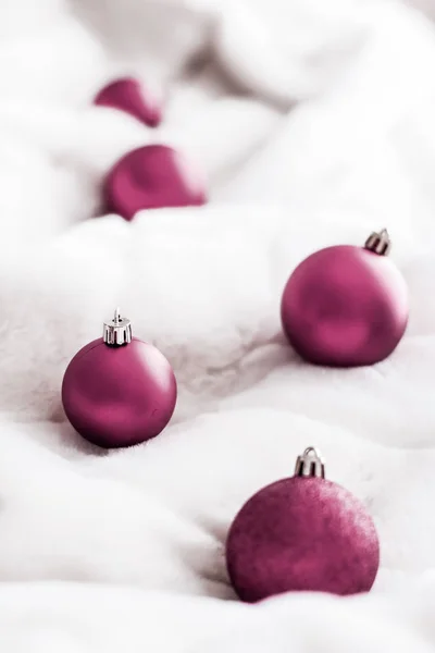 紫色圣诞包在白色蓬松的毛皮背景，豪华wi — 图库照片