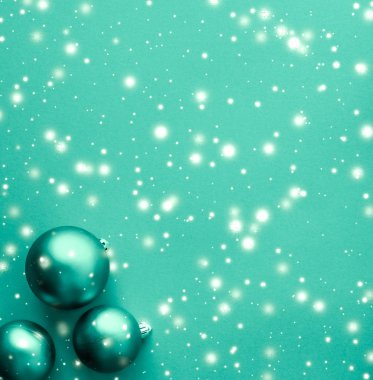 Kar glitter, lüks ile yeşil arka plan üzerinde Noel baubles 