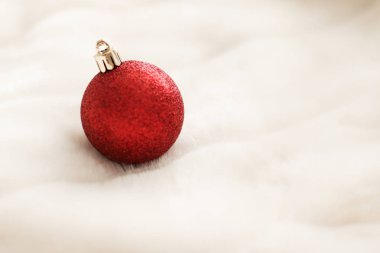 Beyaz kabarık kürk zemin üzerinde Kırmızı Noel baubles, lüks winte