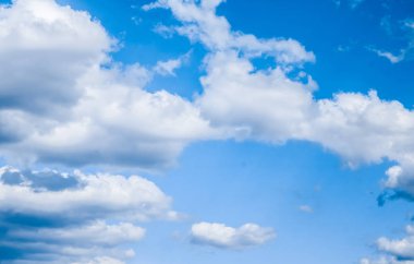 Mavi gökyüzü arkaplanı, beyaz bulutlar ve parlak güneş ışığı