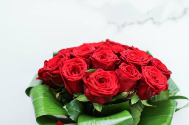 Sevgililer Günü'nde tatil aşkı hediyesi, kırmızı ro lüks buket