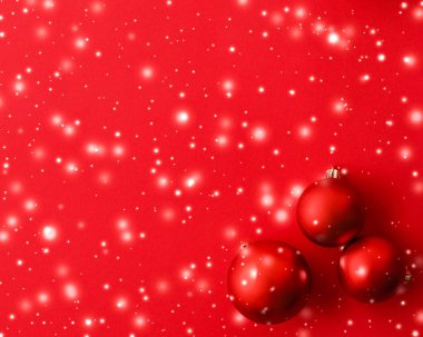 Kar glitter, lüks wi ile kırmızı arka plan üzerinde Noel baubles